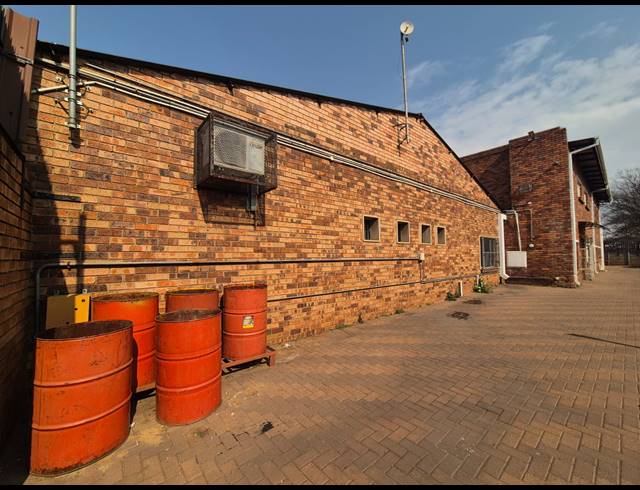 136M² OFFICE FOR SALE IN VANDERBIJLPARK CE 6